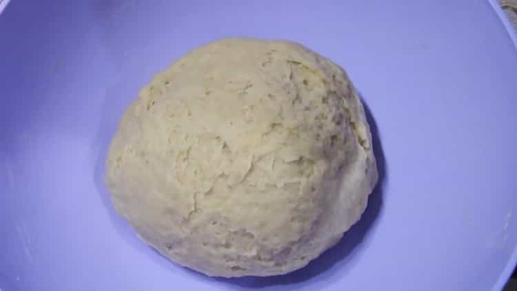 Pour faire des petits pains avec du sucre de la pâte à levure, pétrir la pâte