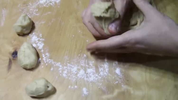 To make buns with sugar from yeast dough, divide the dough