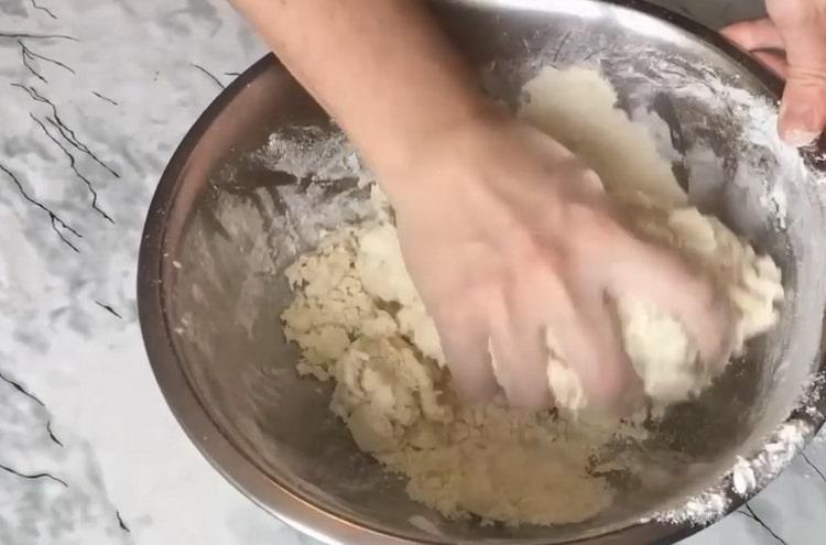 Knead the dough for fresh cakes.