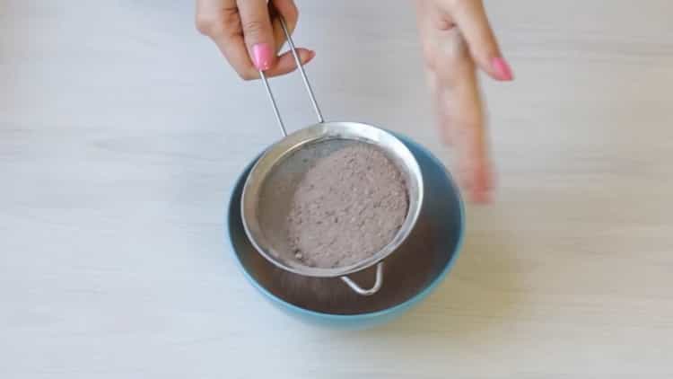 Tamiser les ingrédients pour le glaçage au petit gâteau