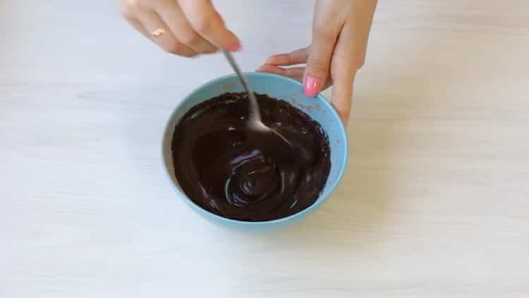 Mix the ingredients for the cupcake glaze.