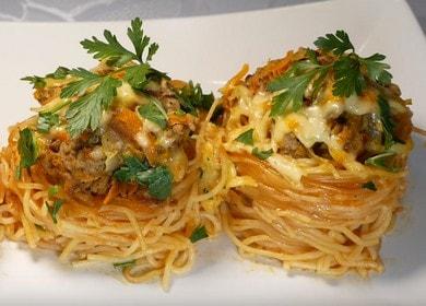 masarap at magandang pasta nests na may tinadtad na karne sa isang kawali: nagluluto kami ayon sa recipe na may isang larawan.