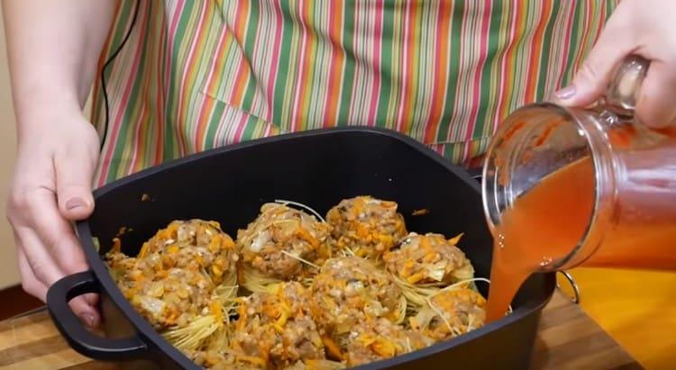 On the wall of the pan, fill the nests with tomato filling.