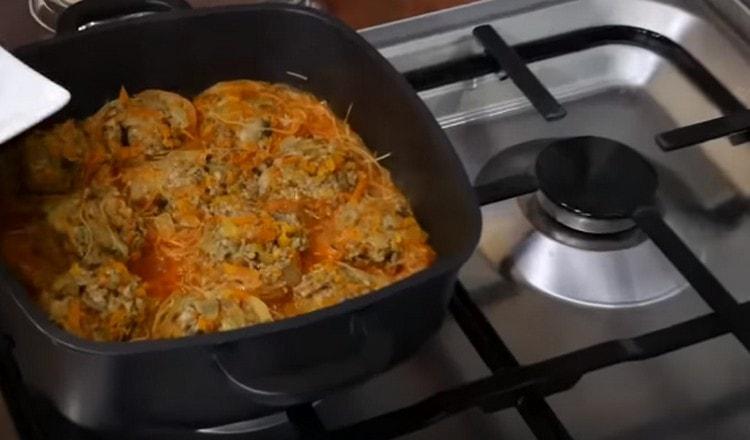 Cocine el plato debajo de la tapa hasta que la pasta esté lista.