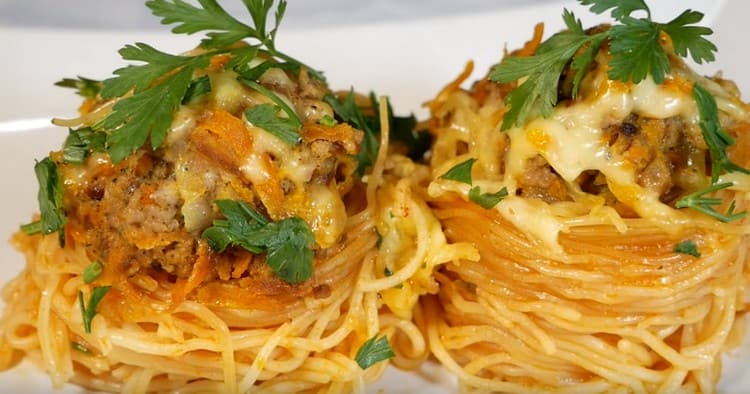 Here you can prepare such delicious pasta nests with minced meat in a pan yourself.