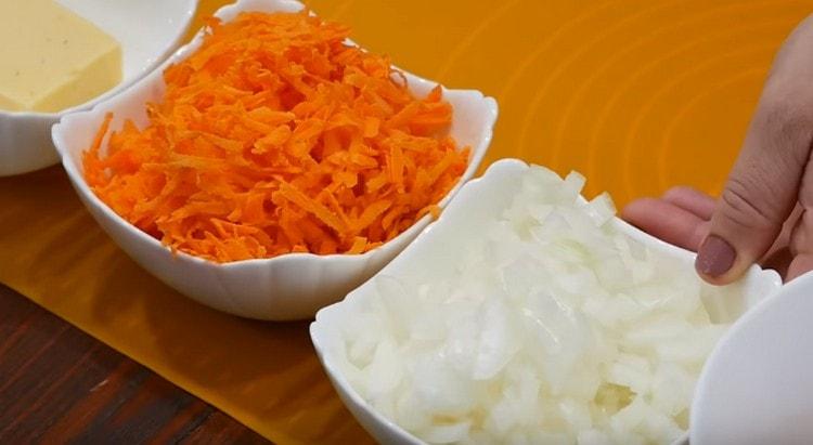 Couper les oignons et râper trois carottes.