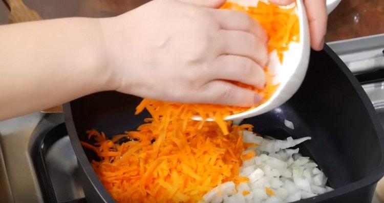 Étaler les oignons et les carottes dans une poêle et les faire frire jusqu'à ce qu'ils soient tendres.