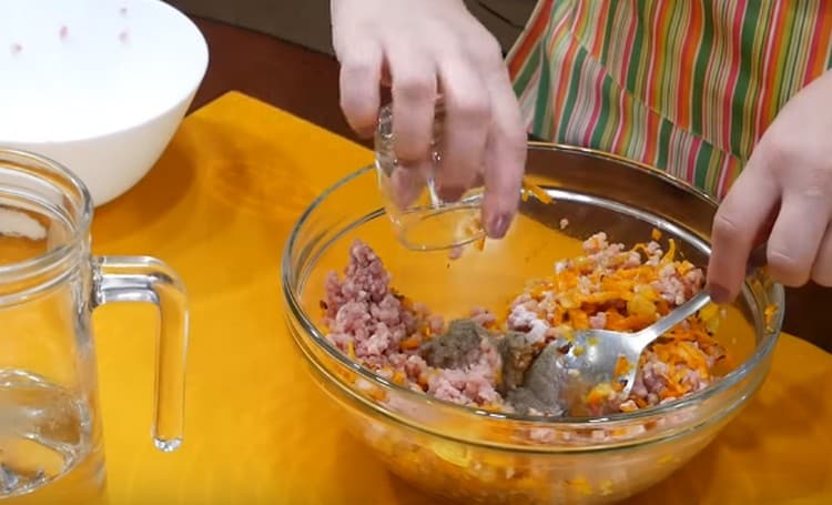 Ajouter les épices à la garniture pour goûter, mélanger.