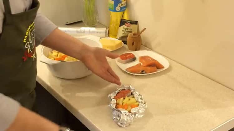 Para preparar salmón rosado en el horno con papas en papel de aluminio, prepare los ingredientes.