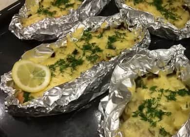 Sabroso salmón rosado al horno con papas en papel de aluminio en el horno