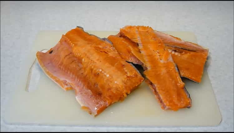 Para hacer salmón rosado con cebolla, zanahorias. preparar los ingredientes
