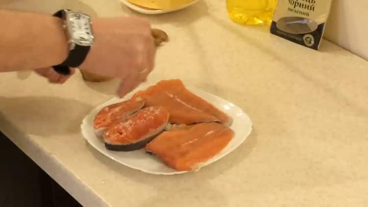 Saler le poisson pour la cuisine