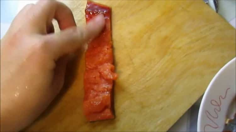 Da biste pripremili ružičasti losos u tijesto u tavi, pripremite sastojke