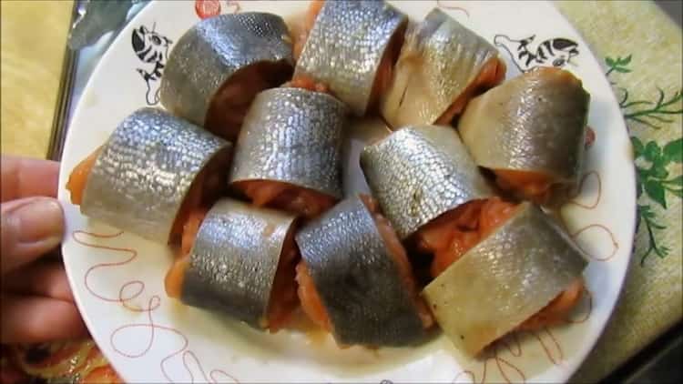 Para cocinar salmón rosado rebozado en una sartén, corte el pescado