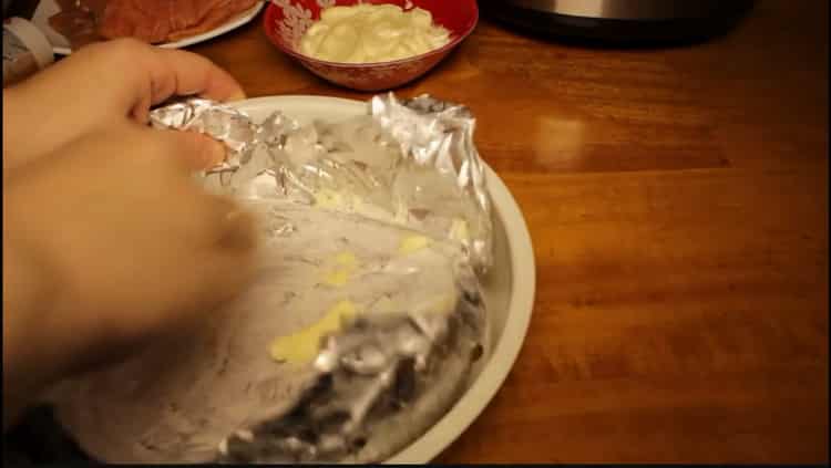 Para preparar salmón rosado en una olla de cocción lenta, prepare la lámina