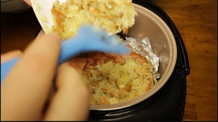 To cook pink salmon in a slow cooker, lay vegetables on the fish