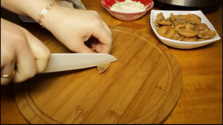 Para cocinar salmón rosado en una olla de cocción lenta, cocine champiñones