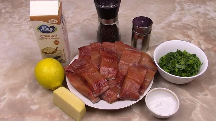 Para preparar salmón rosado en una salsa cremosa, prepare los ingredientes.