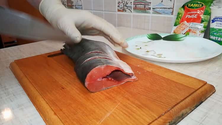 Para cocinar la salsa de crema, picar el pescado.