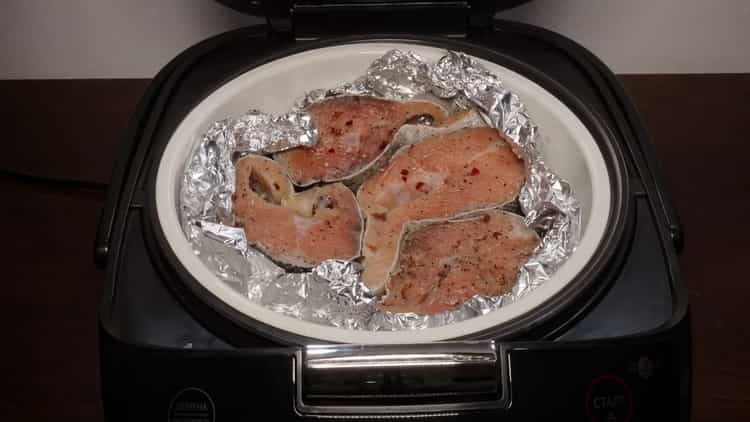 Para cocinar salmón rosado, prepara los platos