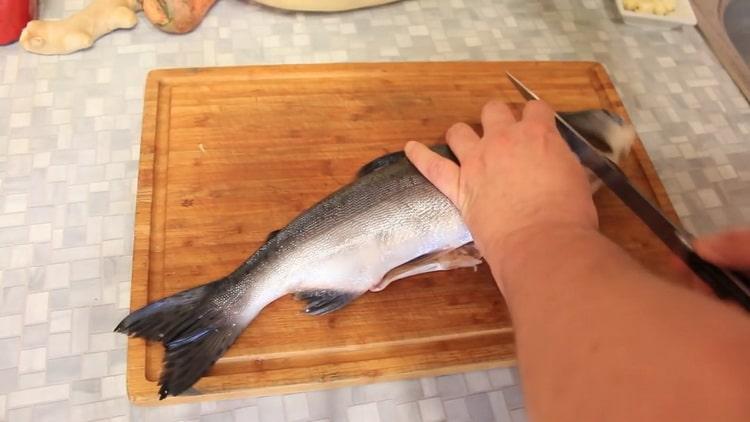 Da biste pripremili ružičasti losos s povrćem u pećnici, pripremite sastojke