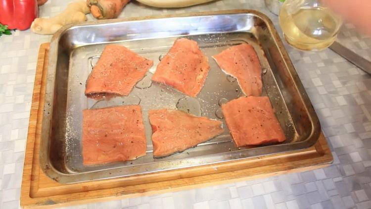 Za pripremu ružičastog lososa s povrćem u pećnici pripremite začine