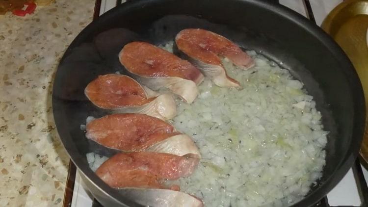 Da biste kuhali gulaš od ružičastog lososa, pržite luk s ribom