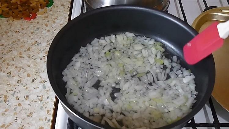 Para cocinar el guiso de salmón rosado, fríe las cebollas.