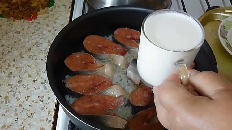 To make the stew of pink salmon, add sour cream