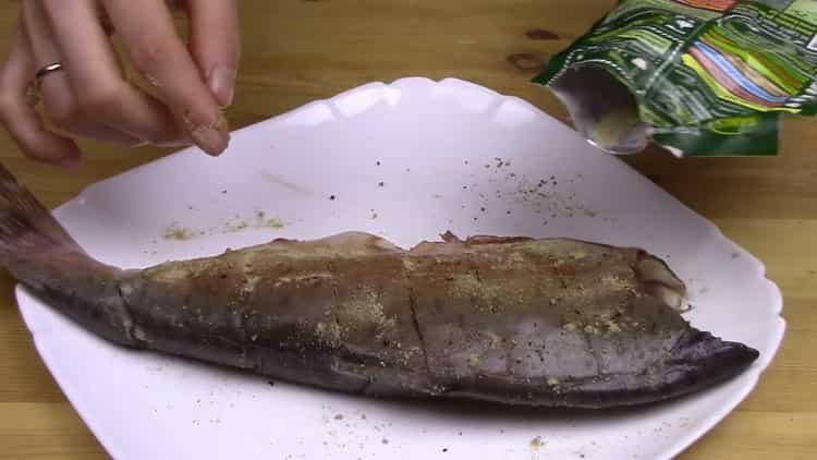 Para cocinar salmón rosado entero en el horno, salar el pescado