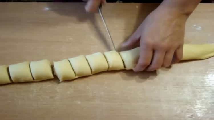 Pour faire des petits pains faits maison, coupez la pâte