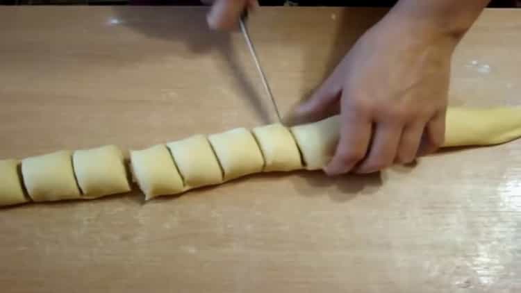 Para hacer bollos caseros, corte la masa