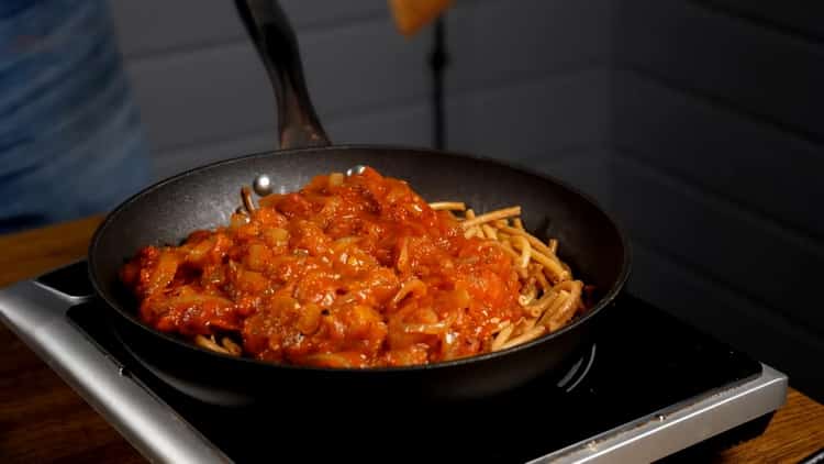 Za tjesteninu pomiješajte sastojke.