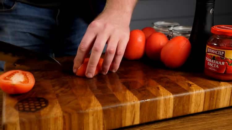 Pour cuire les pâtes, hachez les tomates