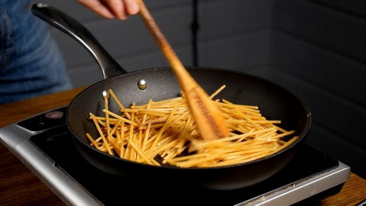 Da biste skuhali tjesteninu, pržite sastojke