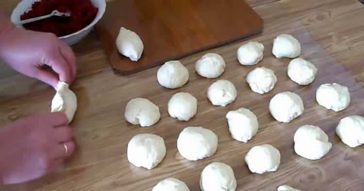 To make fried jam pies, put the filling on the dough