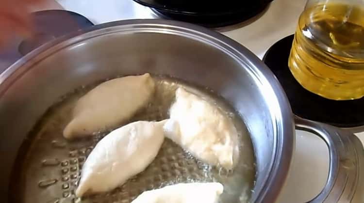 Pour faire des tartes à la confiture frites, chauffer l'huile