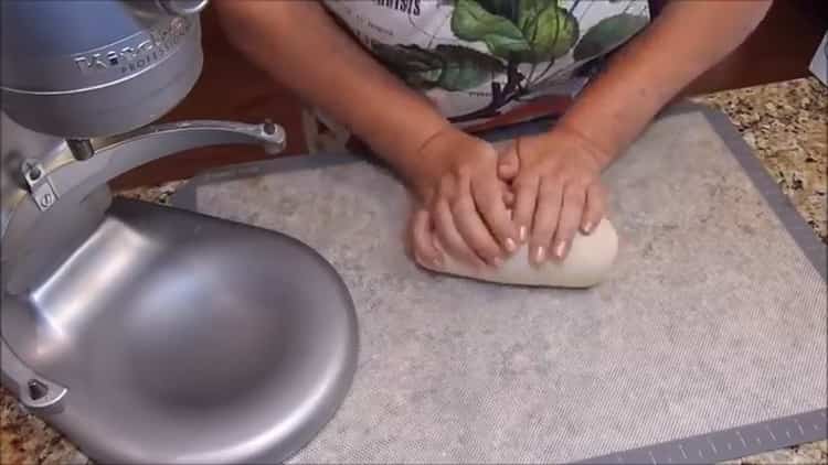 Amasar la masa para hacer una masa de crema pastelera.