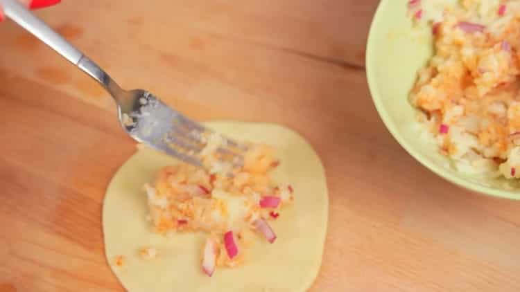 Para preparar pasteles indios, ponga el relleno sobre la masa