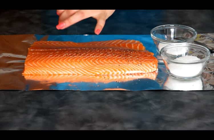 Antes de salar el salmón, prepare los ingredientes.