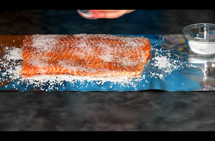 Before salting salmon, grate fish with spices