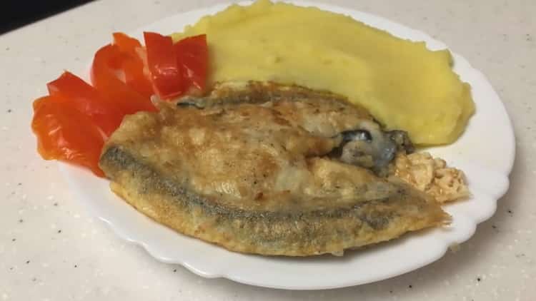 Paano magluto ng steak na isda sa batter sa isang kawali