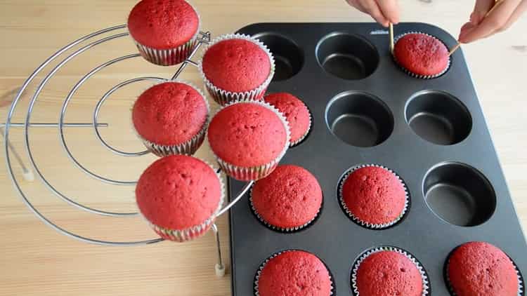 Para hacer pastelitos de terciopelo rojo precalentar el horno