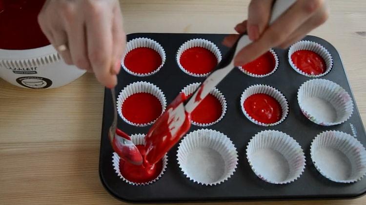 Para preparar cupcakes de terciopelo rojo, coloca la masa en un molde