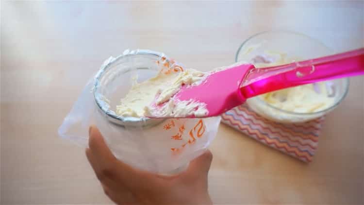 To prepare a cupcake, put the cream in a pastry bag
