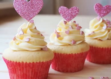 Cupcakes con un corazón escondido el 14 de febrero a un chico