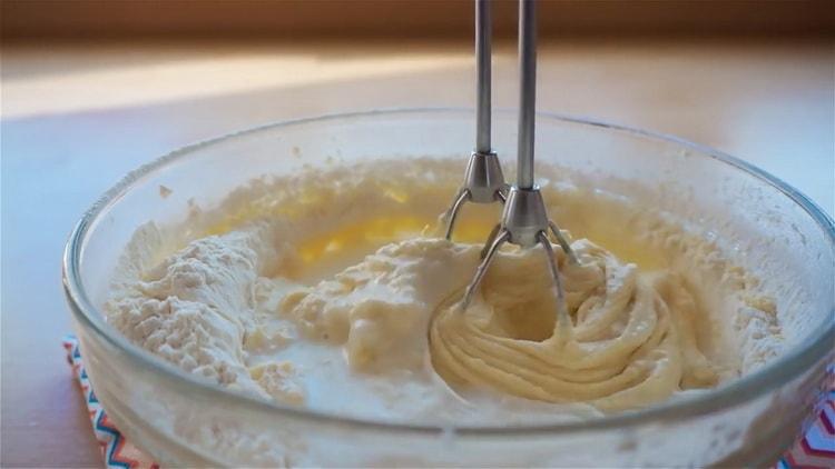 Pour faire un petit gâteau, mélanger les ingrédients de la pâte.