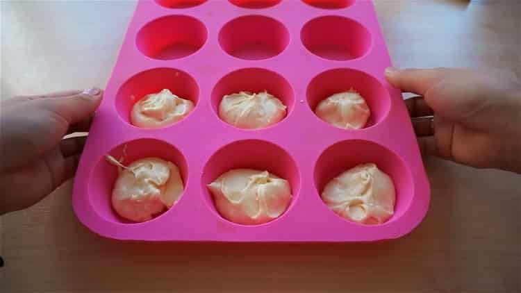 To prepare a cupcake, put the ingredients in a mold