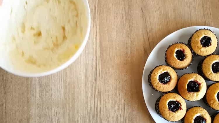 Pour faire des cupcakes pour ton anniversaire, prépare une crème à l'huile