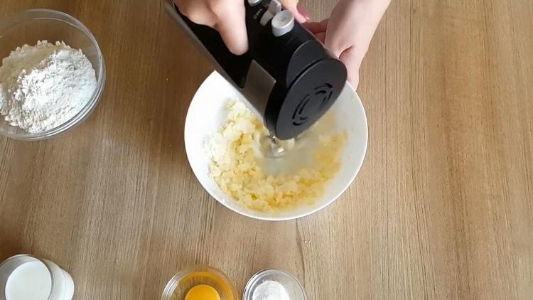 Para hacer pastelitos de cumpleaños, prepara los ingredientes.